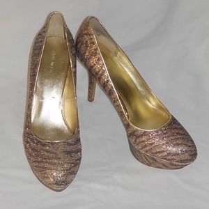 HAD TOO LONG GOTTA GO Nine West platform pumps sz 10 M gold print EUC